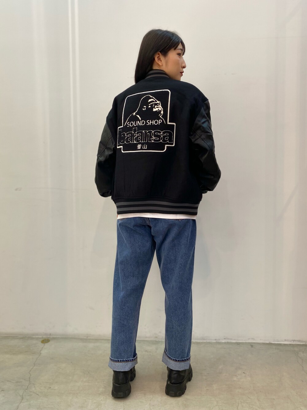 「秋のコーデ、ブーツ、パンツスタイル、ジャケット、ストリート、メンズライク」｜「XLARGEのXLARGE × BALANSA STADIUM JACKET（スタジャン、ブラック系）」を使った、Hinakoさん（レディース・165cm）の秋コーディネートの2枚目の写真
