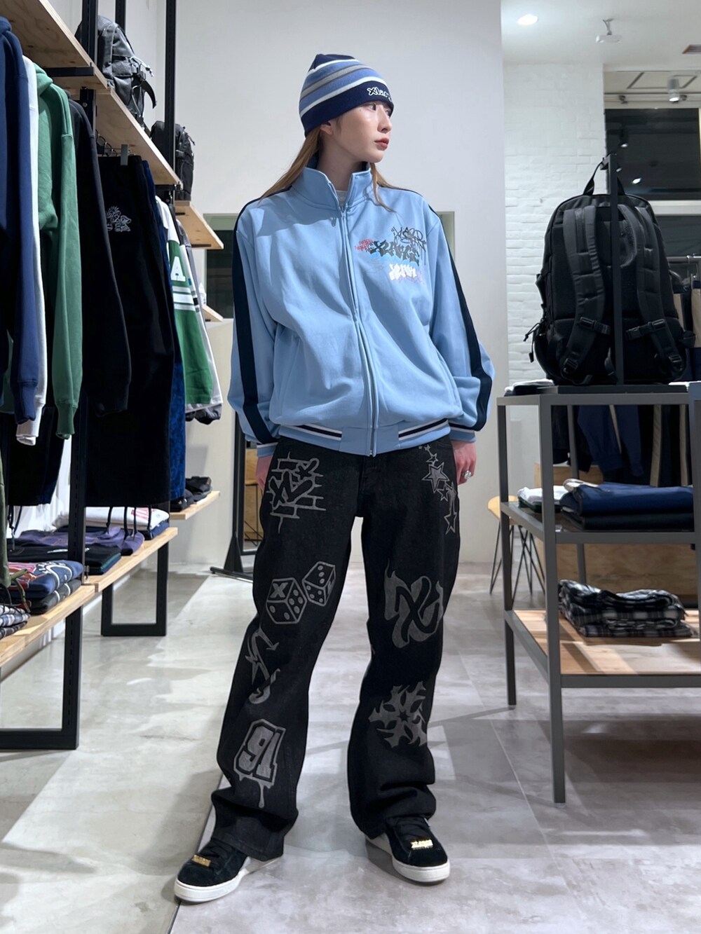 「ニット、アウター、ジャケット、カラーコーデ、デニムパンツ」｜「XLARGEのSCRATCH LOGO STRIPED SINGLE BEANIE（ニットキャップ/ビーニー、ブルー系）」を使った、Hinakoさん（レディース・165cm）の春コーディネートの3枚目の写真