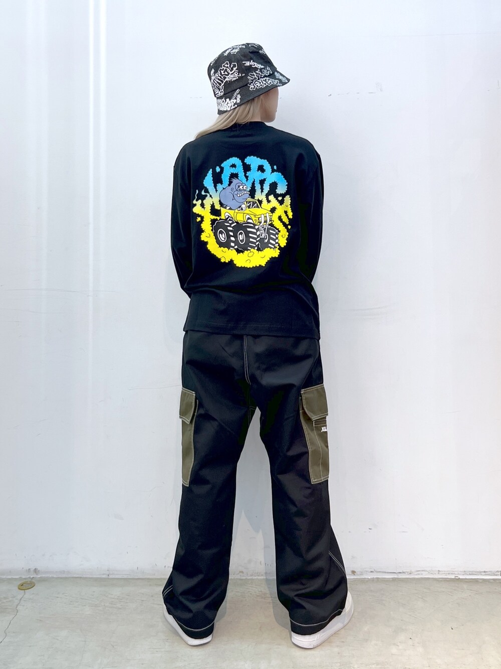 「ハット、ブラック、パンツスタイル、カーゴパンツ、Tシャツ、ロンT」｜「XLARGEのGRAFFITI DENIM HAT（ハット、ブラック系）」を使った、Hinakoさん（レディース・165cm）の秋コーディネートの3枚目の写真