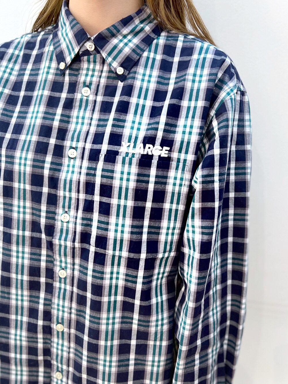 ブルー系のシャツ/ブラウス、ホワイト系のその他パンツ、ブラック系のキャップを着用したレディースの春コーディネートの5枚目の写真