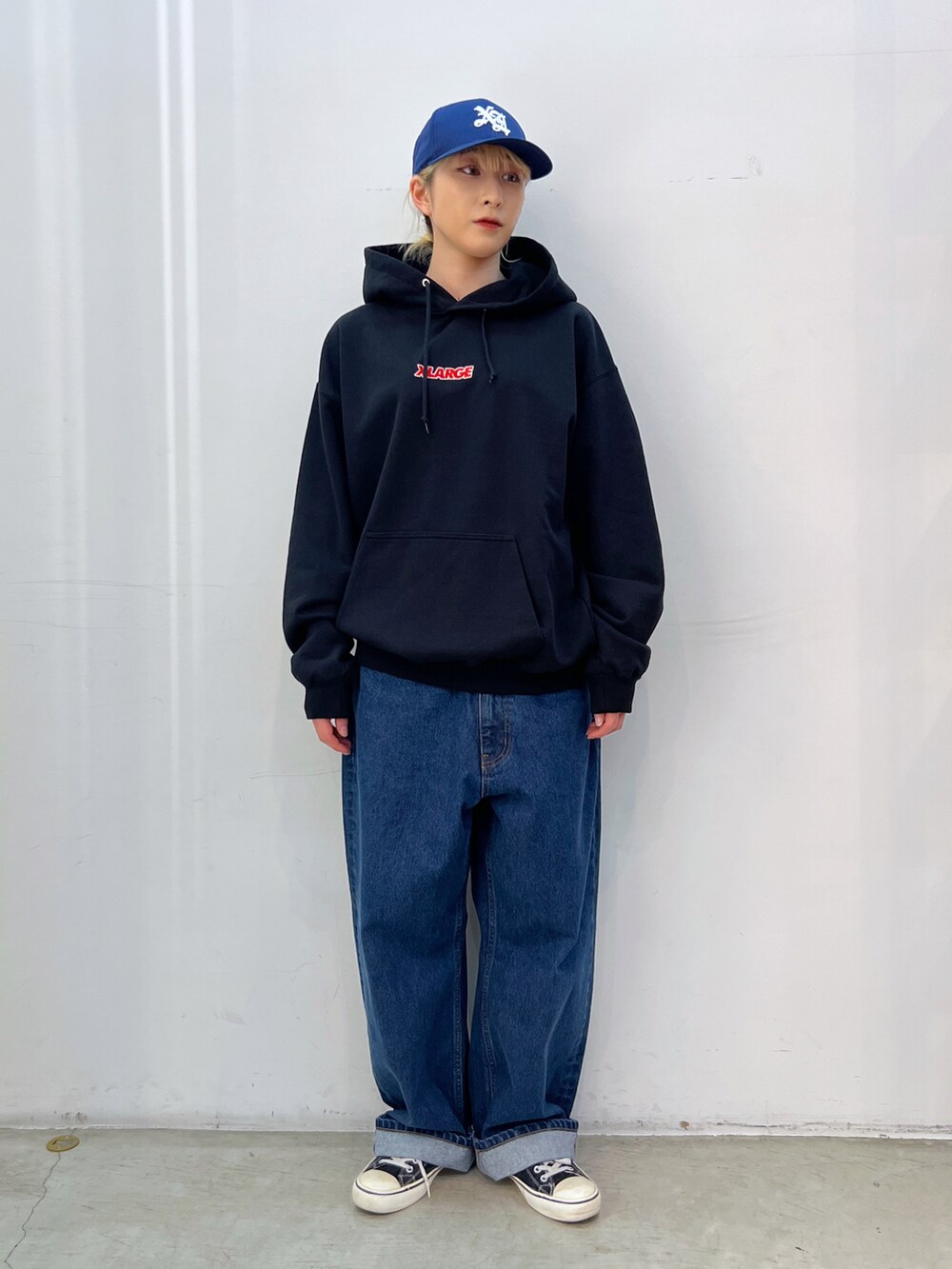 「キャップ、アウター、ジャケット、デニム、パンツスタイル、パーカー、カラーコーデ、ootd、メンズライク、ストリート」｜「XLARGEのOLD ENGLISH LOGO 6PANEL CAP（キャップ、ブルー系）」を使った、Hinakoさん（レディース・165cm）の秋コーディネートの4枚目の写真