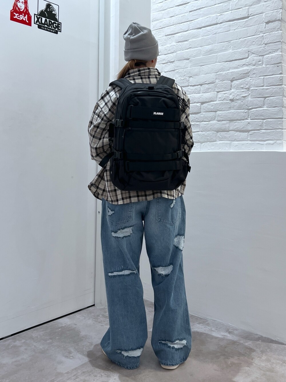 ブルー系のTシャツ/カットソー、ベージュ系のシャツ/ブラウス、ブルー系のデニムパンツを着用したレディースの春コーディネートの2枚目の写真