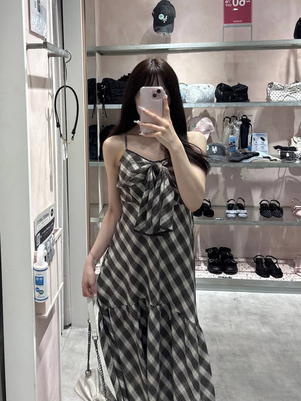 ブラウン系のワンピース、その他のショルダーバッグ、ホワイト系のパンプスを着用したレディースの夏コーディネートの3枚目の写真