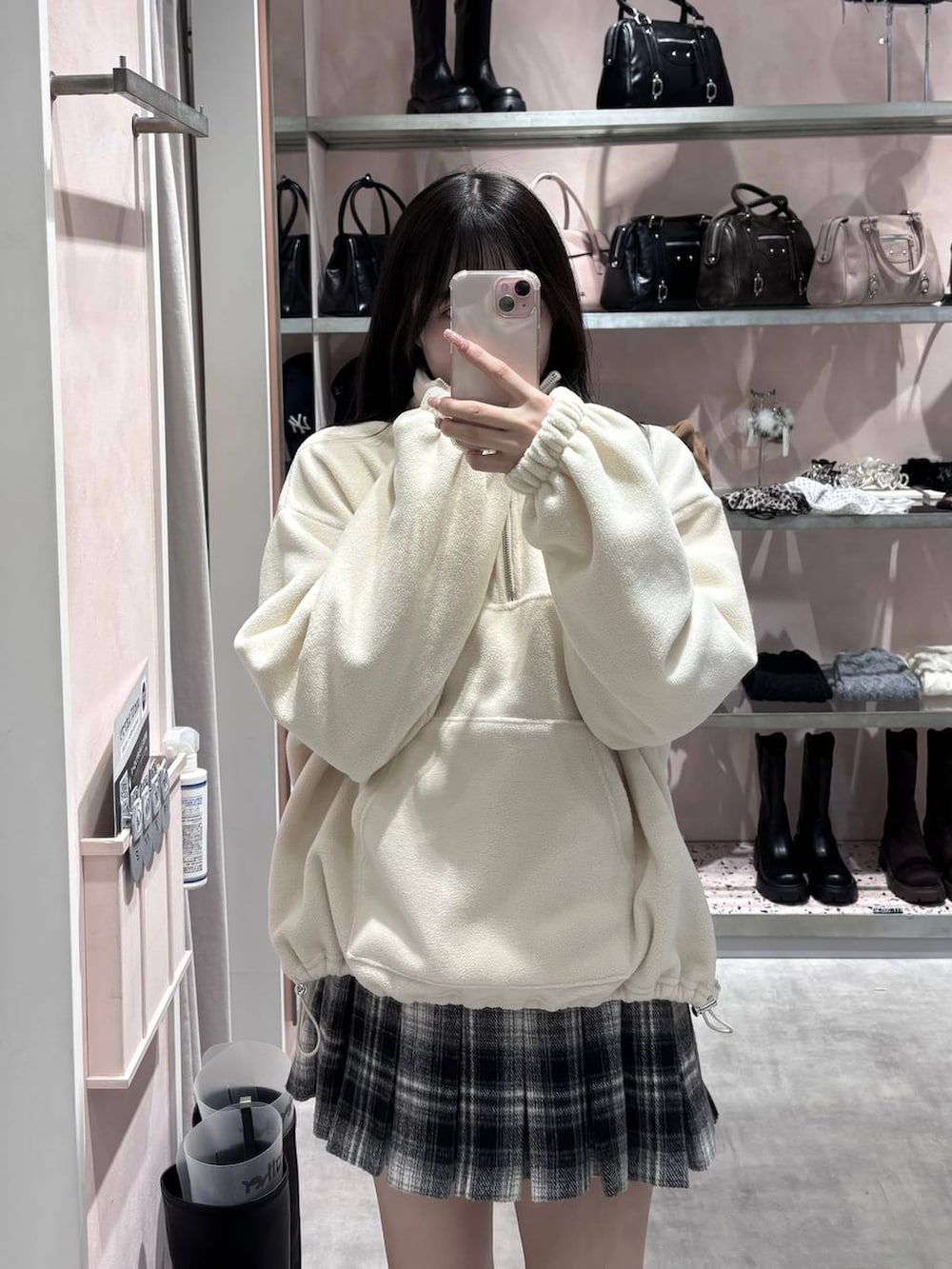 ホワイト系のスニーカー、ブラック系のスカート、ホワイト系のスウェットを着用したレディースの冬コーディネートの4枚目の写真