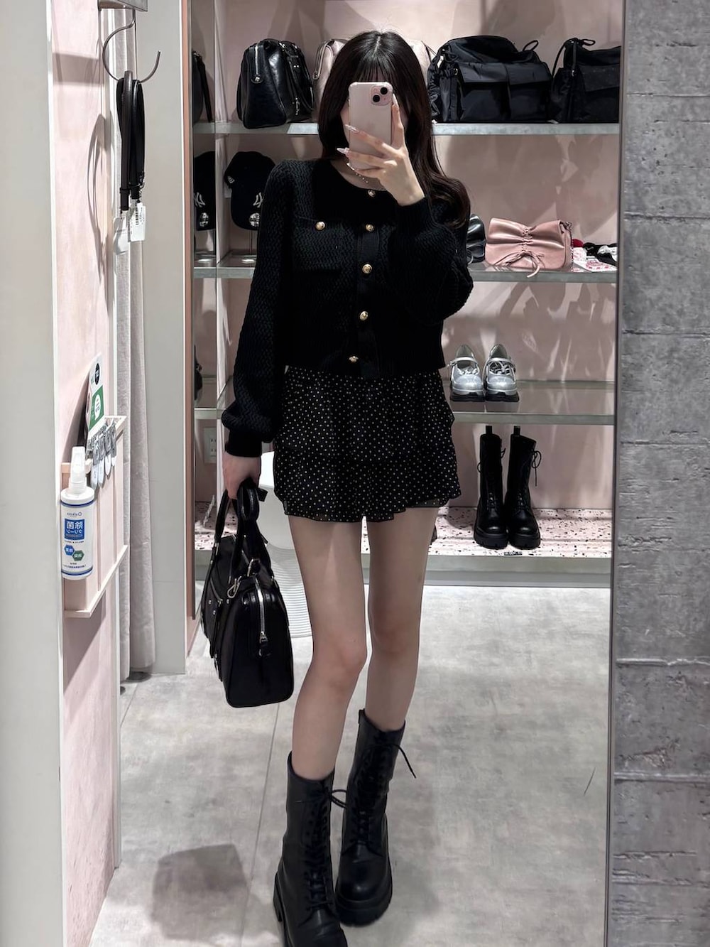 ブラック系のボストンバッグ、ブラック系のその他パンツ、ブラック系のカーディガン/ボレロを着用したレディースの冬コーディネートの6枚目の写真