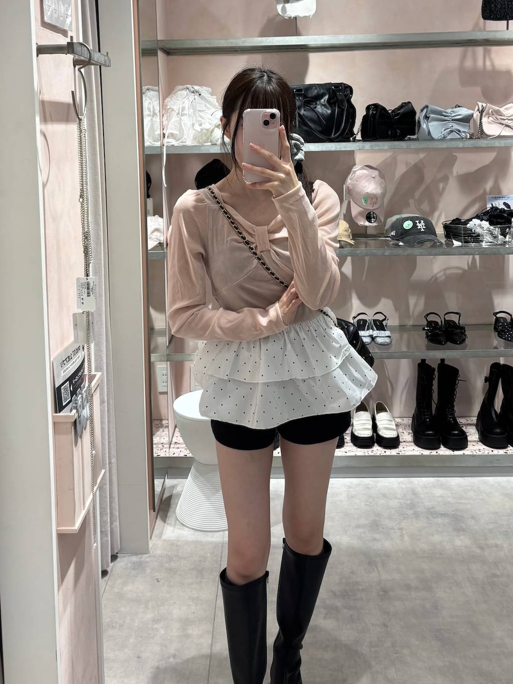 ブラック系のショルダーバッグ、ブラック系のその他パンツ、ピンク系のTシャツ/カットソーを着用したレディースの秋コーディネートの3枚目の写真