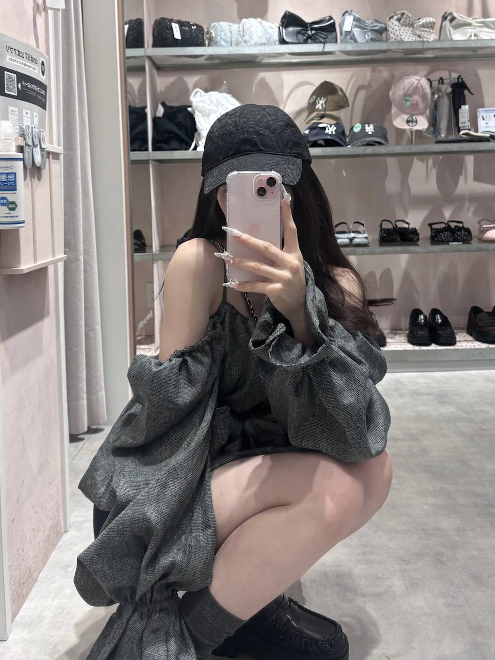 ブラック系のショルダーバッグ、ブラック系のローファー、ブラック系のその他パンツを着用したレディースの夏コーディネートの4枚目の写真