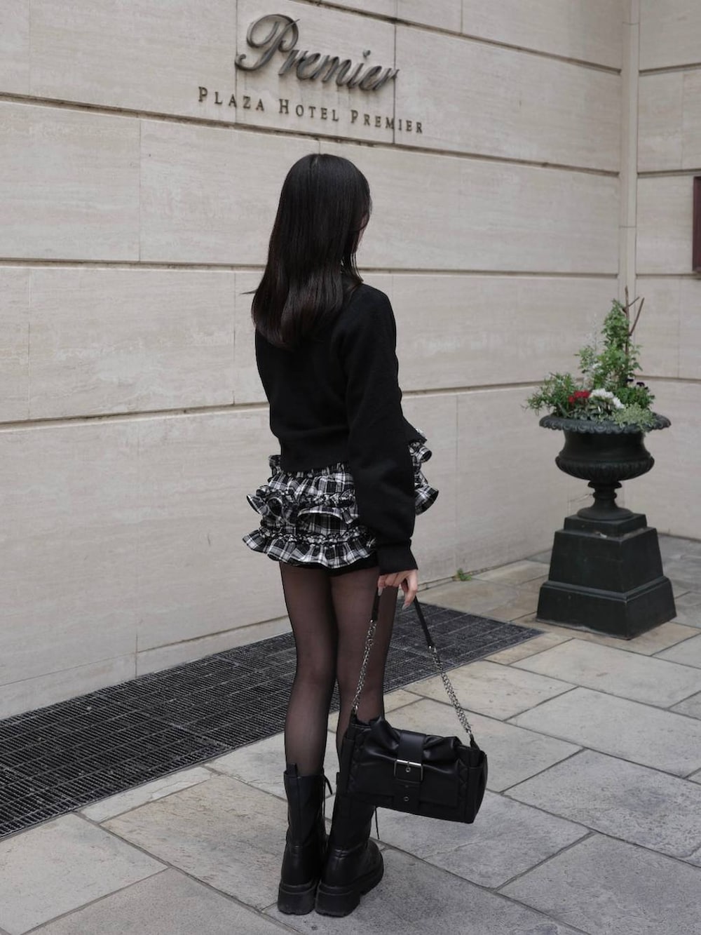 ブラック系のショルダーバッグ、ブラック系のシャツ/ブラウス、ブラック系のカーディガン/ボレロを着用したレディースの冬コーディネートの9枚目の写真