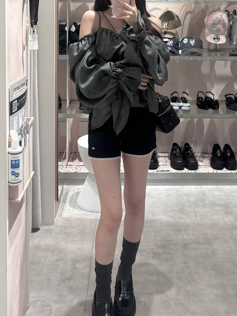 ブラック系のショルダーバッグ、ブラック系のローファー、ブラック系のその他パンツを着用したレディースの夏コーディネートの7枚目の写真
