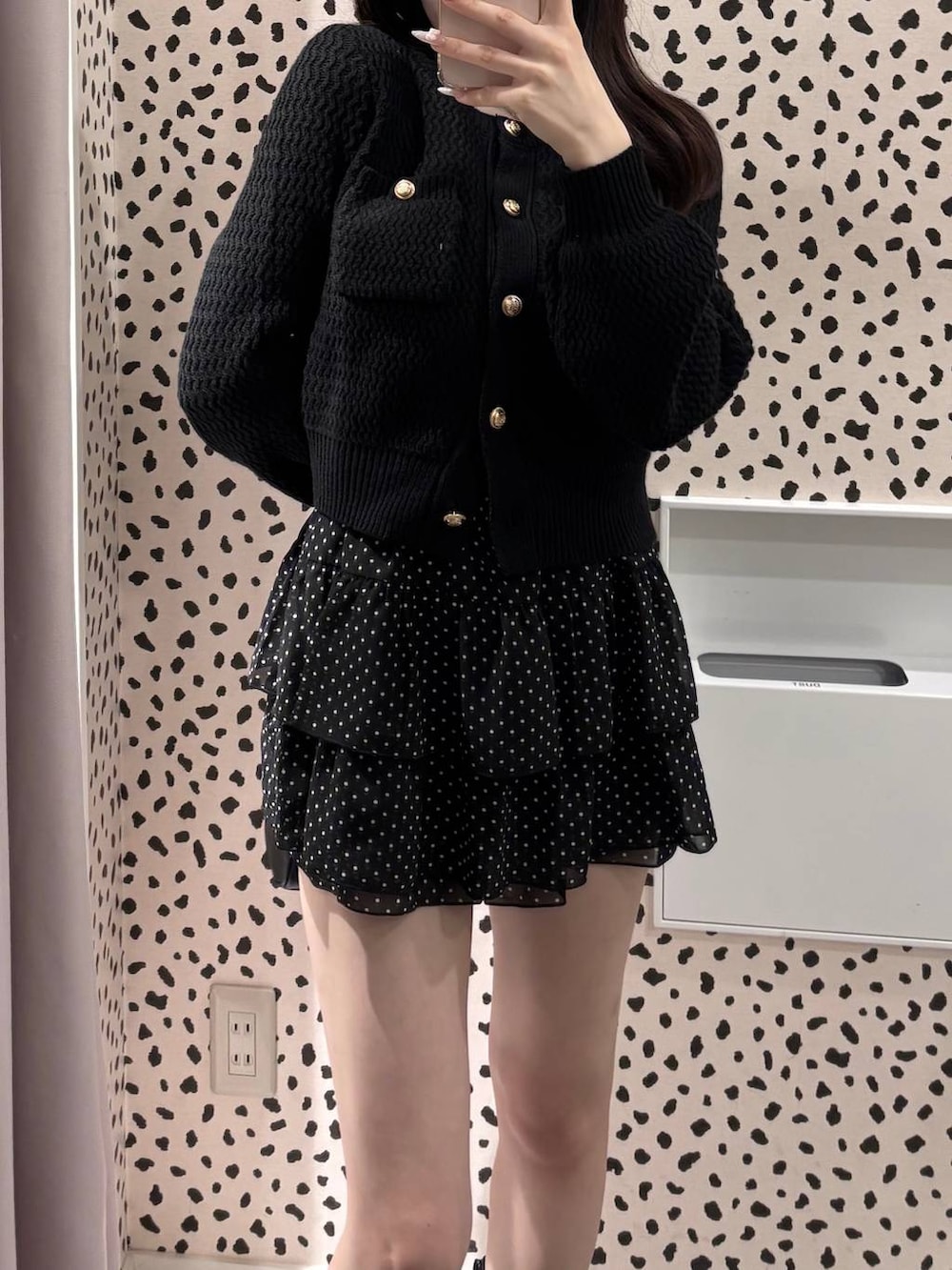 ブラック系のボストンバッグ、ブラック系のその他パンツ、ブラック系のカーディガン/ボレロを着用したレディースの冬コーディネートの3枚目の写真