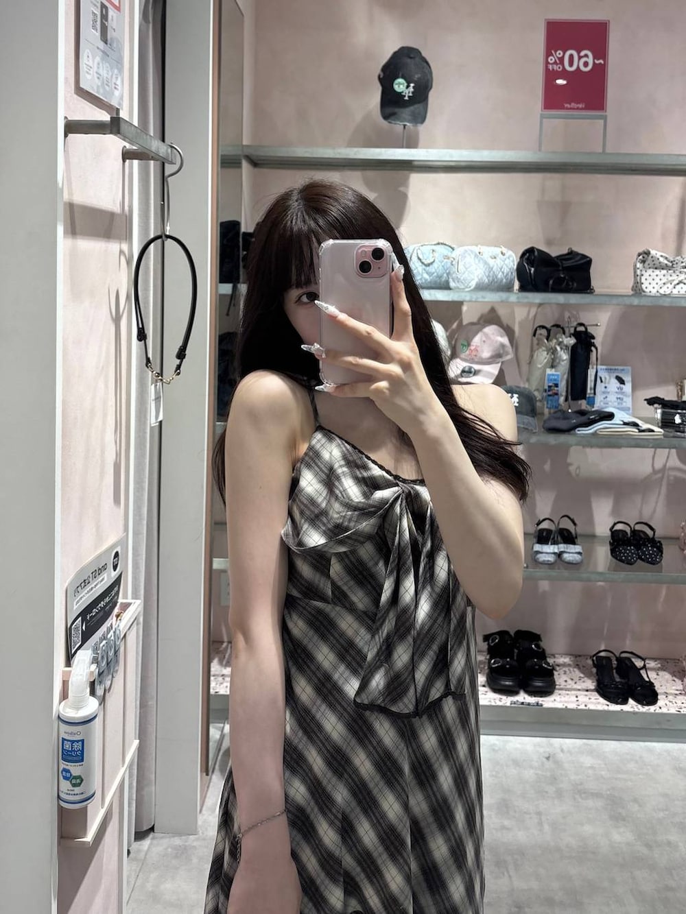 ブラウン系のワンピース、その他のショルダーバッグ、ホワイト系のパンプスを着用したレディースの夏コーディネートの2枚目の写真