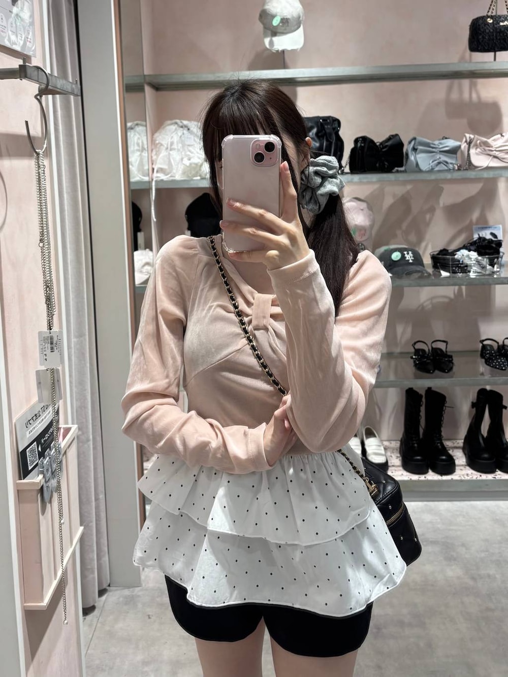 ブラック系のショルダーバッグ、ブラック系のその他パンツ、ピンク系のTシャツ/カットソーを着用したレディースの秋コーディネートの4枚目の写真