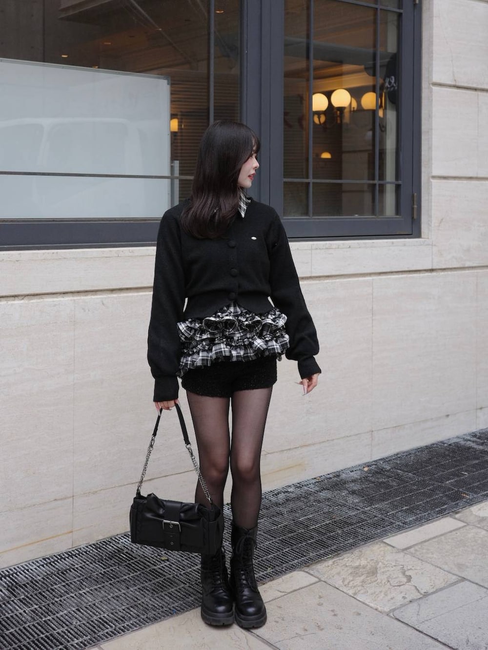 ブラック系のショルダーバッグ、ブラック系のシャツ/ブラウス、ブラック系のカーディガン/ボレロを着用したレディースの冬コーディネートの10枚目の写真