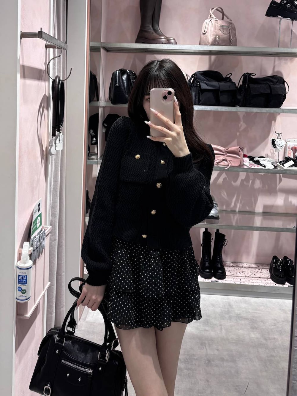 ブラック系のボストンバッグ、ブラック系のその他パンツ、ブラック系のカーディガン/ボレロを着用したレディースの冬コーディネートの8枚目の写真