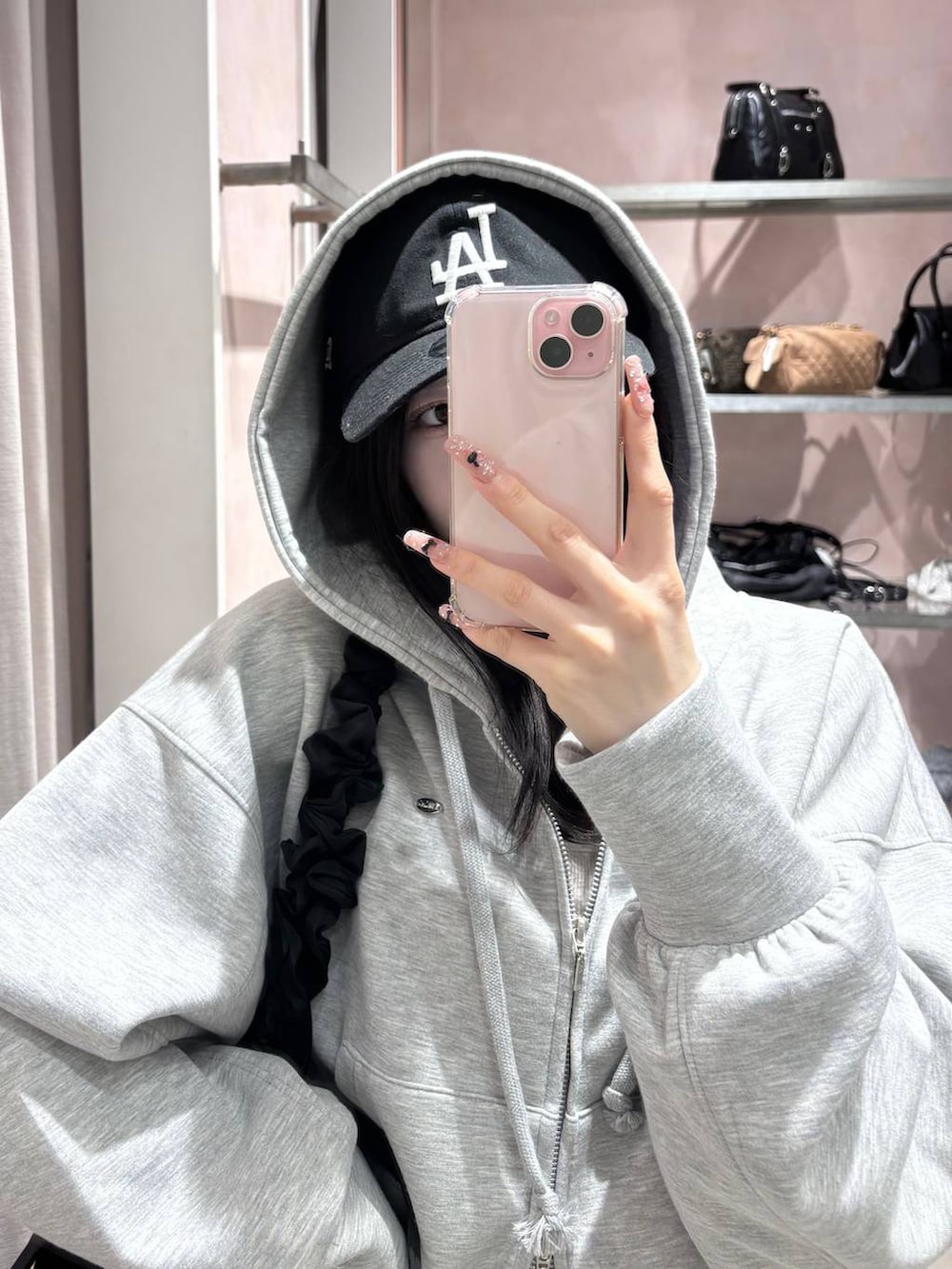 ブラック系のショルダーバッグ、グレー系のパーカー、グレー系のスウェットパンツを着用したレディースの冬コーディネートの10枚目の写真