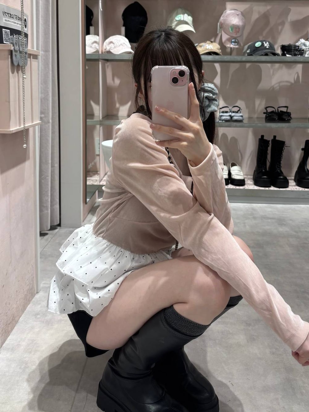 ブラック系のショルダーバッグ、ブラック系のその他パンツ、ピンク系のTシャツ/カットソーを着用したレディースの秋コーディネートの5枚目の写真