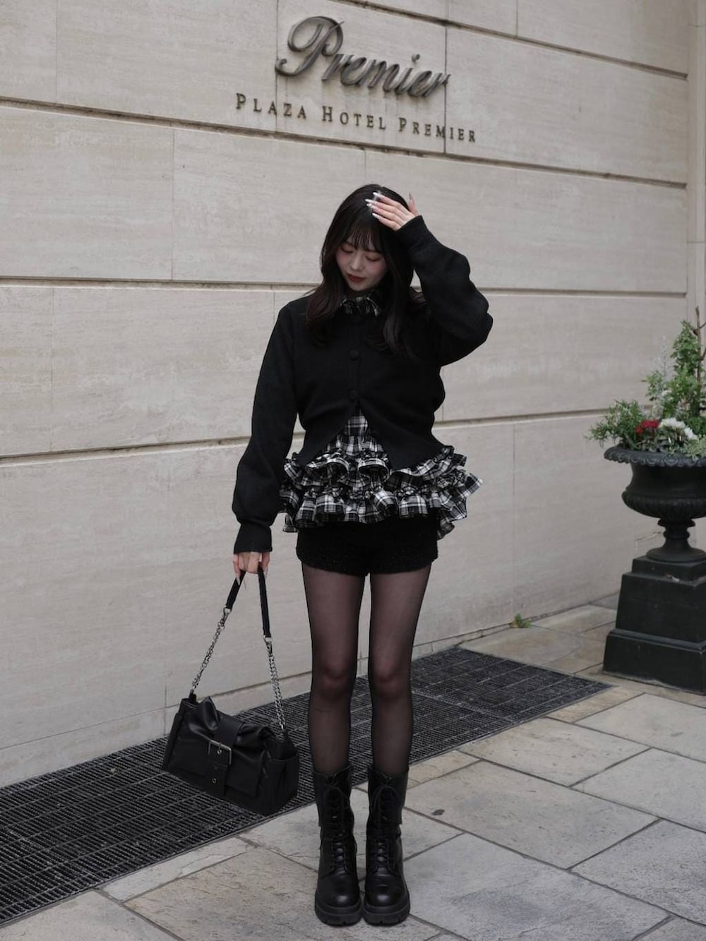 ブラック系のショルダーバッグ、ブラック系のシャツ/ブラウス、ブラック系のカーディガン/ボレロを着用したレディースの冬コーディネートの6枚目の写真