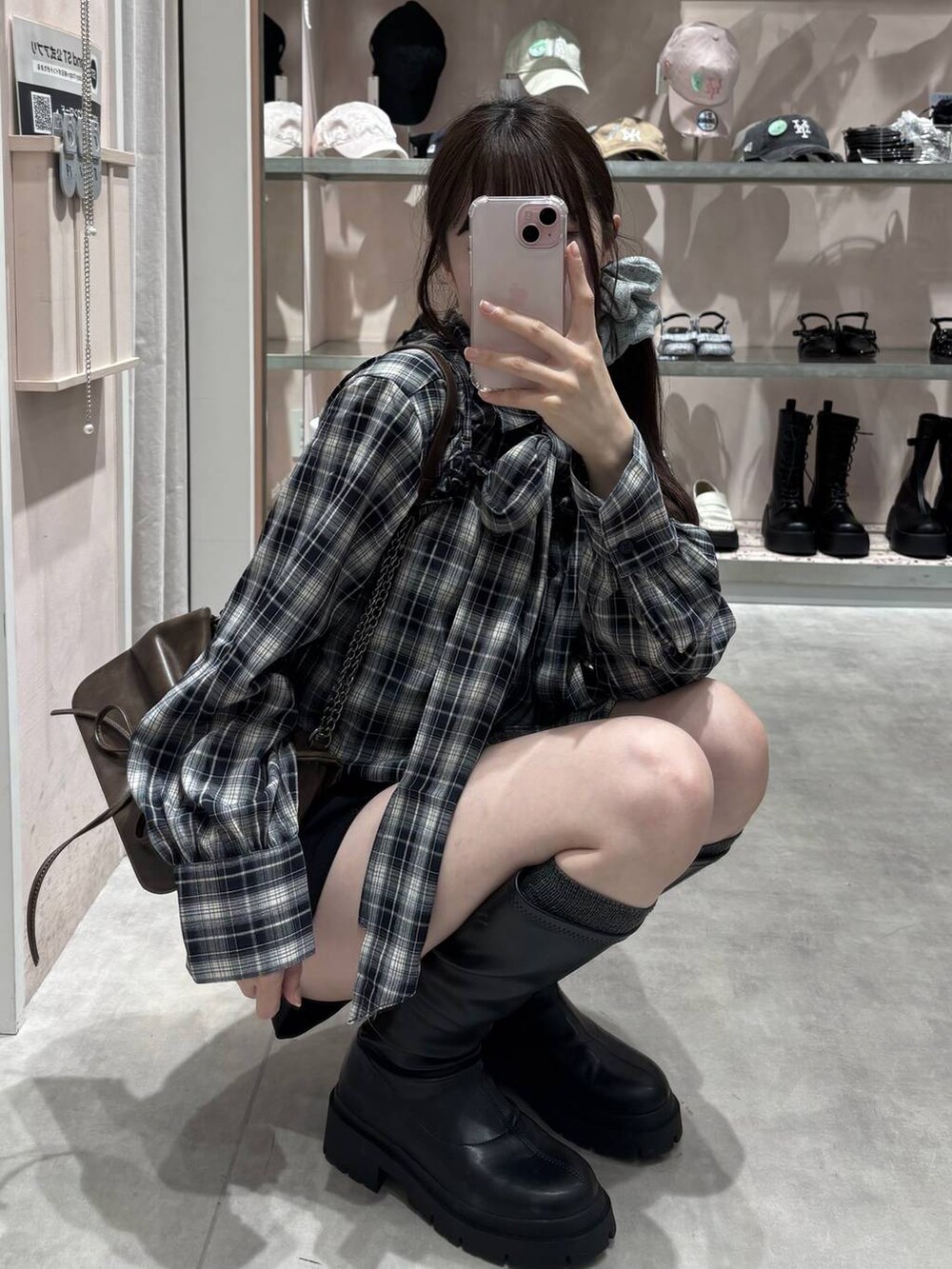 ブルー系のシャツ/ブラウス、ブラック系のその他パンツ、ブラウン系のショルダーバッグを着用したレディースの秋コーディネートの3枚目の写真