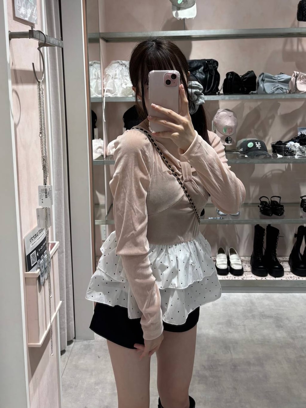 ブラック系のショルダーバッグ、ブラック系のその他パンツ、ピンク系のTシャツ/カットソーを着用したレディースの秋コーディネートの2枚目の写真