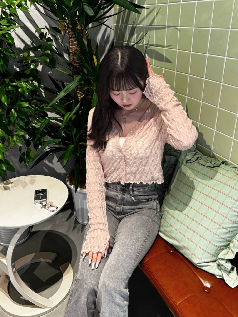 グレー系のデニムパンツ、ホワイト系のキャミソールを着用したレディースの春コーディネートの2枚目の写真