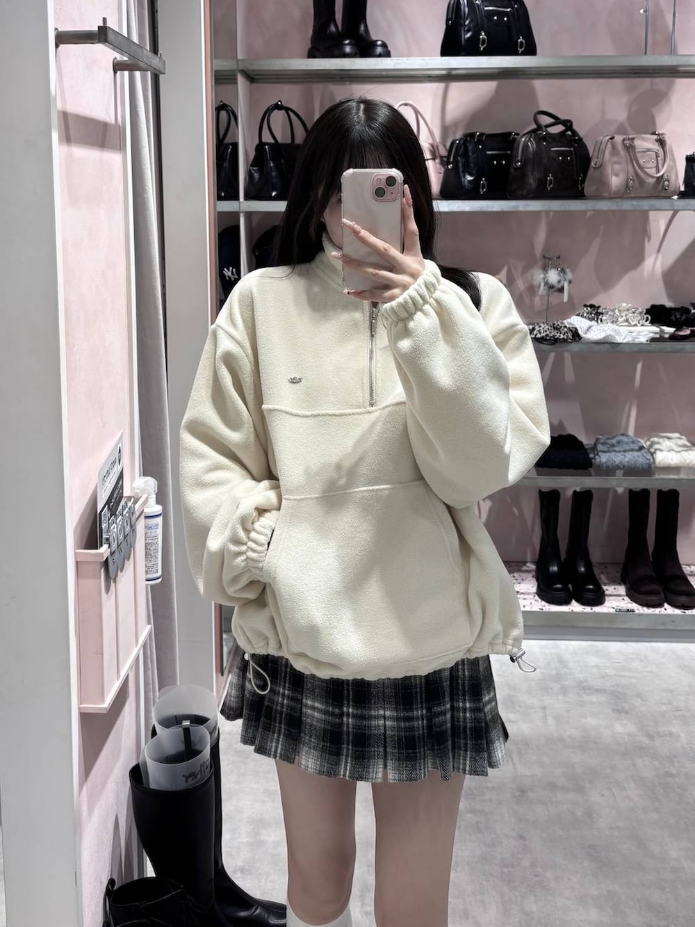 ホワイト系のスニーカー、ブラック系のスカート、ホワイト系のスウェットを着用したレディースの冬コーディネートの7枚目の写真