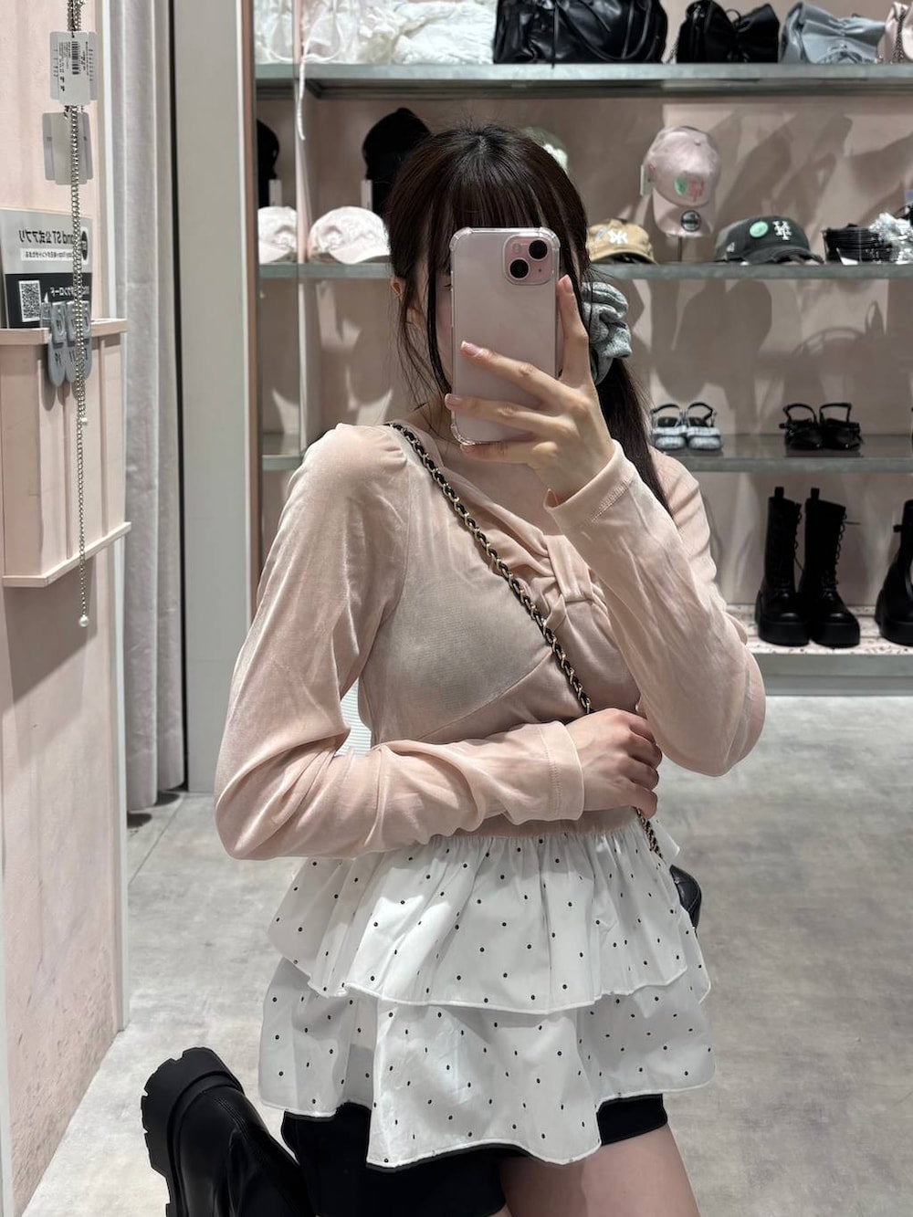 ブラック系のショルダーバッグ、ブラック系のその他パンツ、ピンク系のTシャツ/カットソーを着用したレディースの秋コーディネートの9枚目の写真