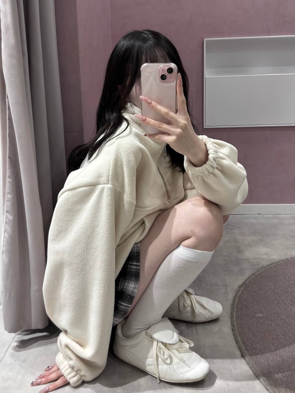 ホワイト系のスニーカー、ブラック系のスカート、ホワイト系のスウェットを着用したレディースの冬コーディネートの3枚目の写真