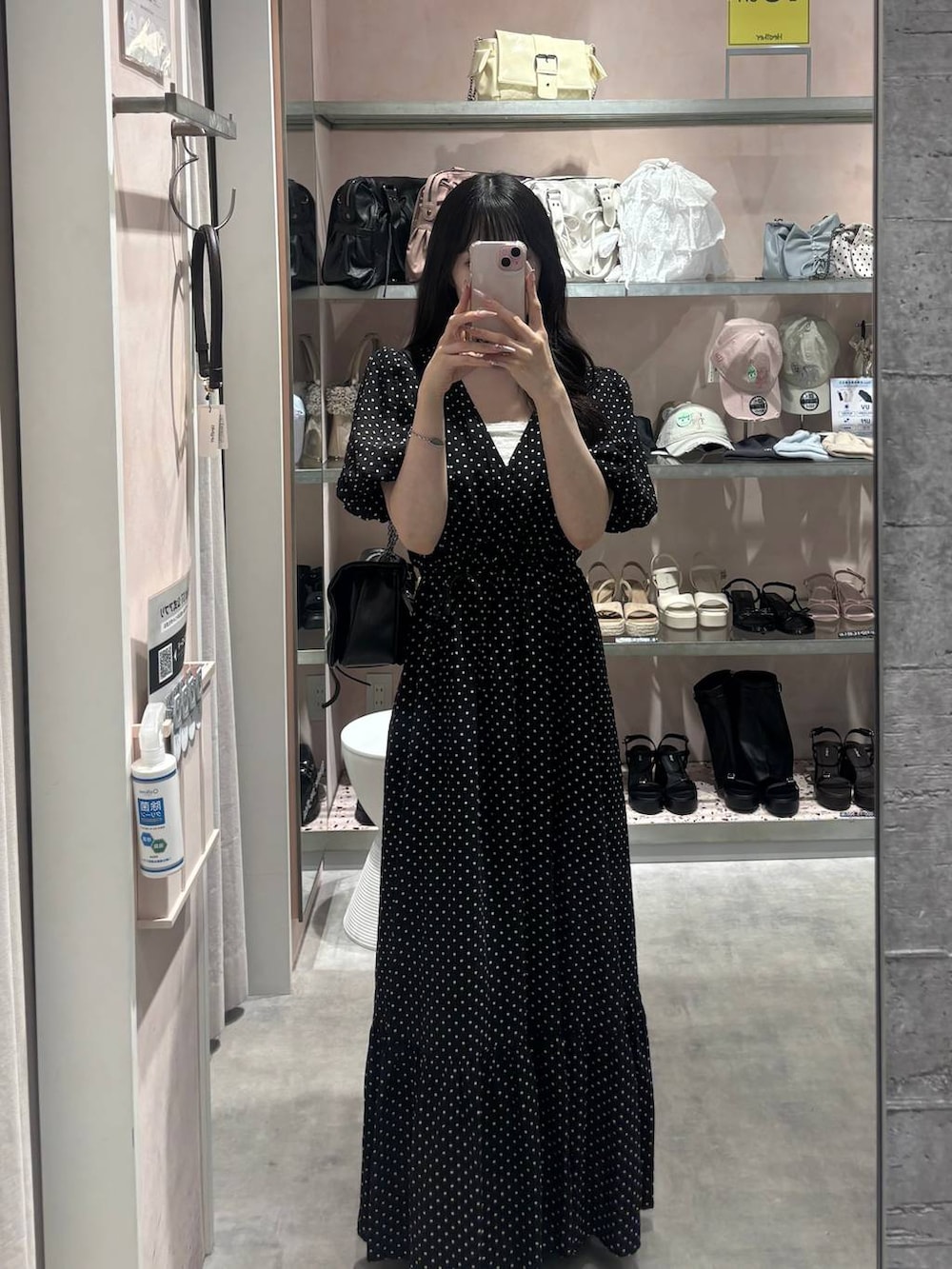 ブラック系のショルダーバッグ、ブラック系のパンプス、ホワイト系のチューブトップを着用したレディースの夏コーディネートの2枚目の写真