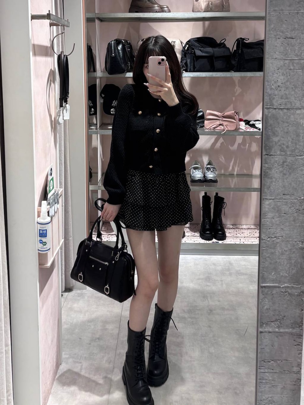 ブラック系のボストンバッグ、ブラック系のその他パンツ、ブラック系のカーディガン/ボレロを着用したレディースの冬コーディネートの2枚目の写真