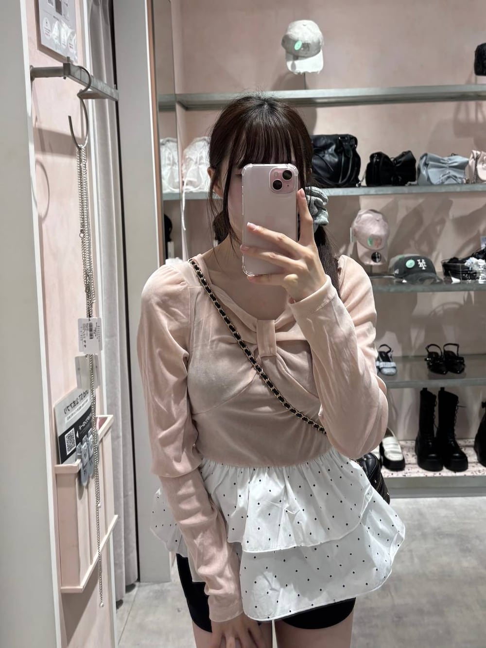 ブラック系のショルダーバッグ、ブラック系のその他パンツ、ピンク系のTシャツ/カットソーを着用したレディースの秋コーディネートの8枚目の写真