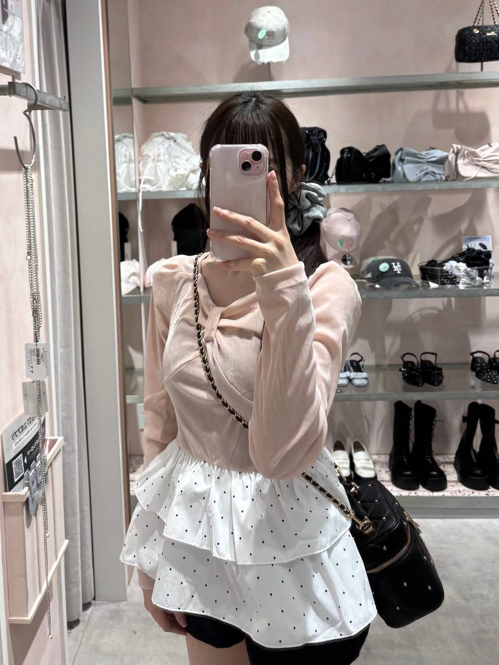 ブラック系のショルダーバッグ、ブラック系のその他パンツ、ピンク系のTシャツ/カットソーを着用したレディースの秋コーディネートの6枚目の写真