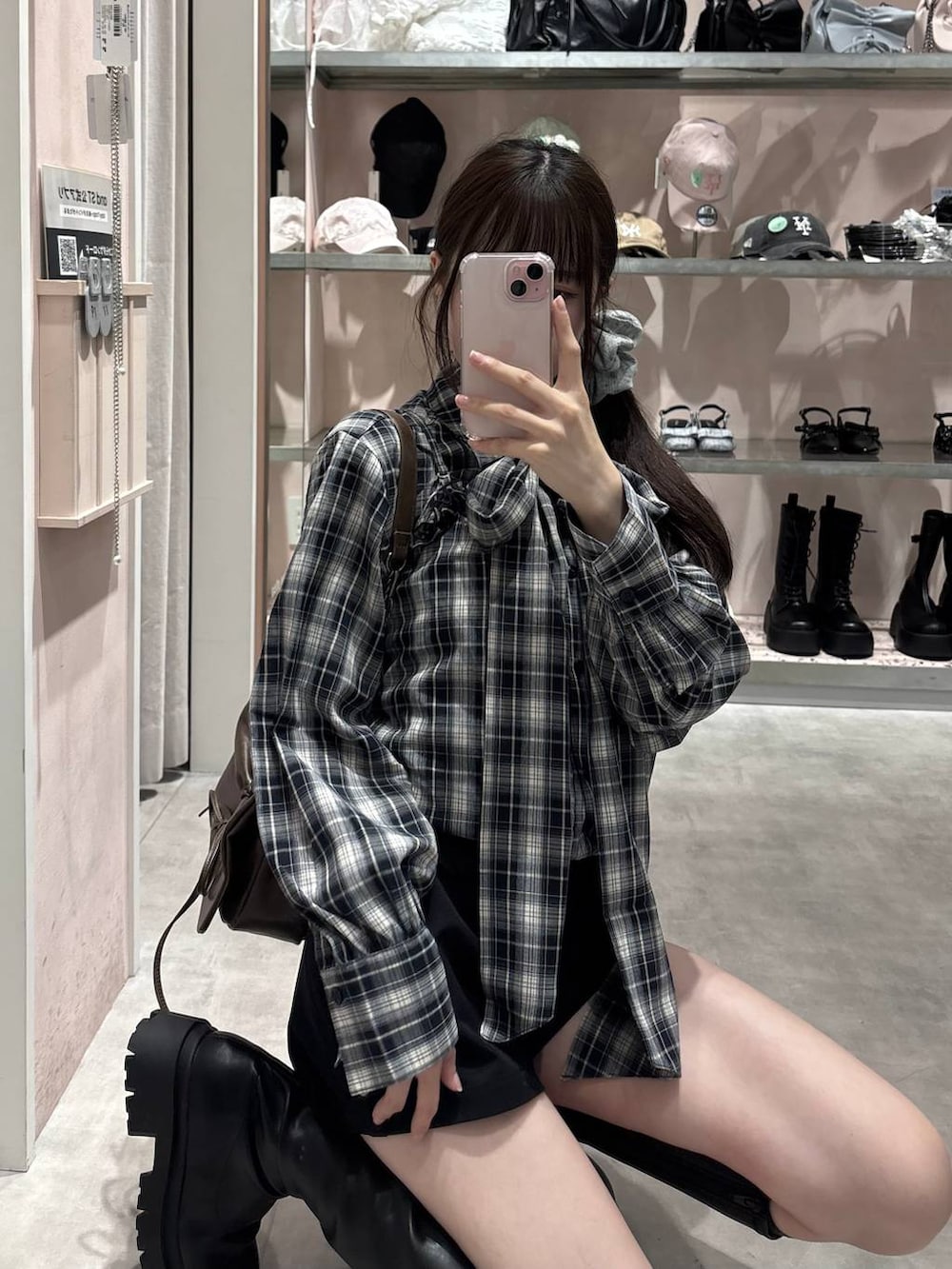 ブルー系のシャツ/ブラウス、ブラック系のその他パンツ、ブラウン系のショルダーバッグを着用したレディースの秋コーディネートの4枚目の写真