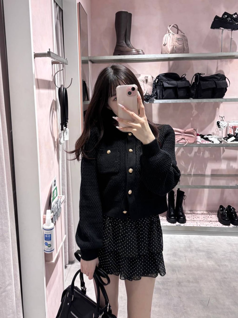 ブラック系のボストンバッグ、ブラック系のその他パンツ、ブラック系のカーディガン/ボレロを着用したレディースの冬コーディネートの7枚目の写真