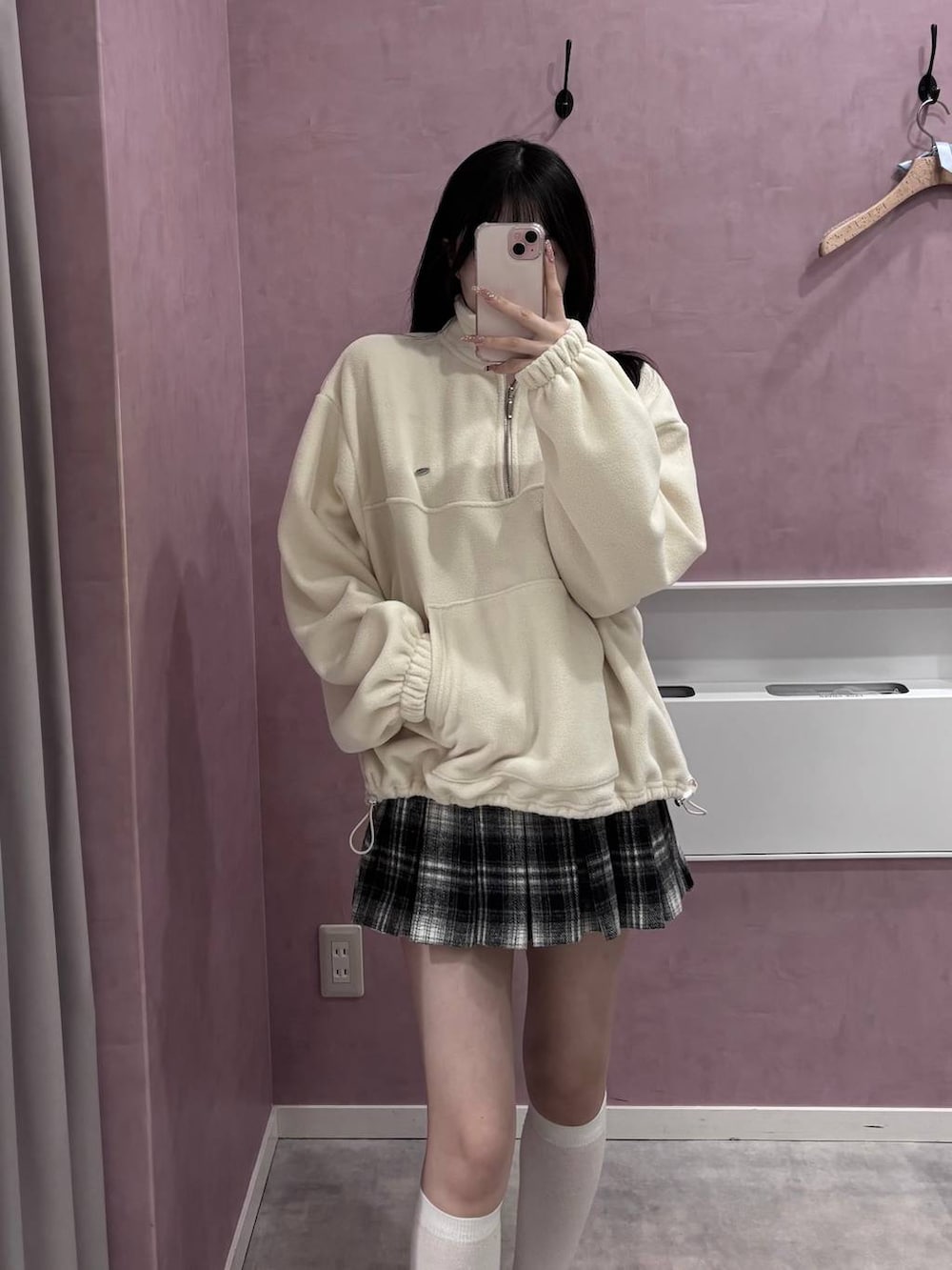 ホワイト系のスニーカー、ブラック系のスカート、ホワイト系のスウェットを着用したレディースの冬コーディネートの2枚目の写真