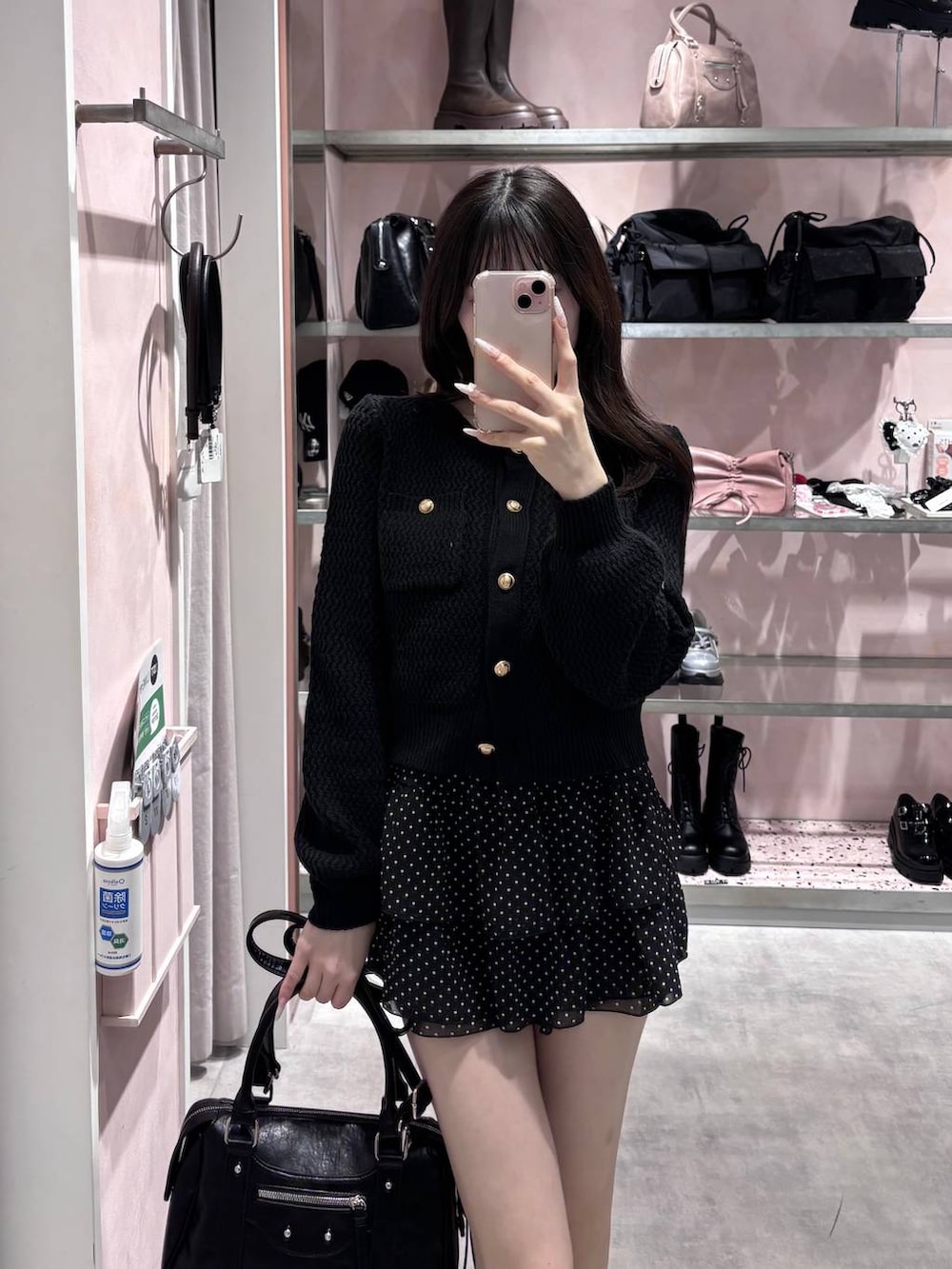 ブラック系のボストンバッグ、ブラック系のその他パンツ、ブラック系のカーディガン/ボレロを着用したレディースの冬コーディネートの4枚目の写真