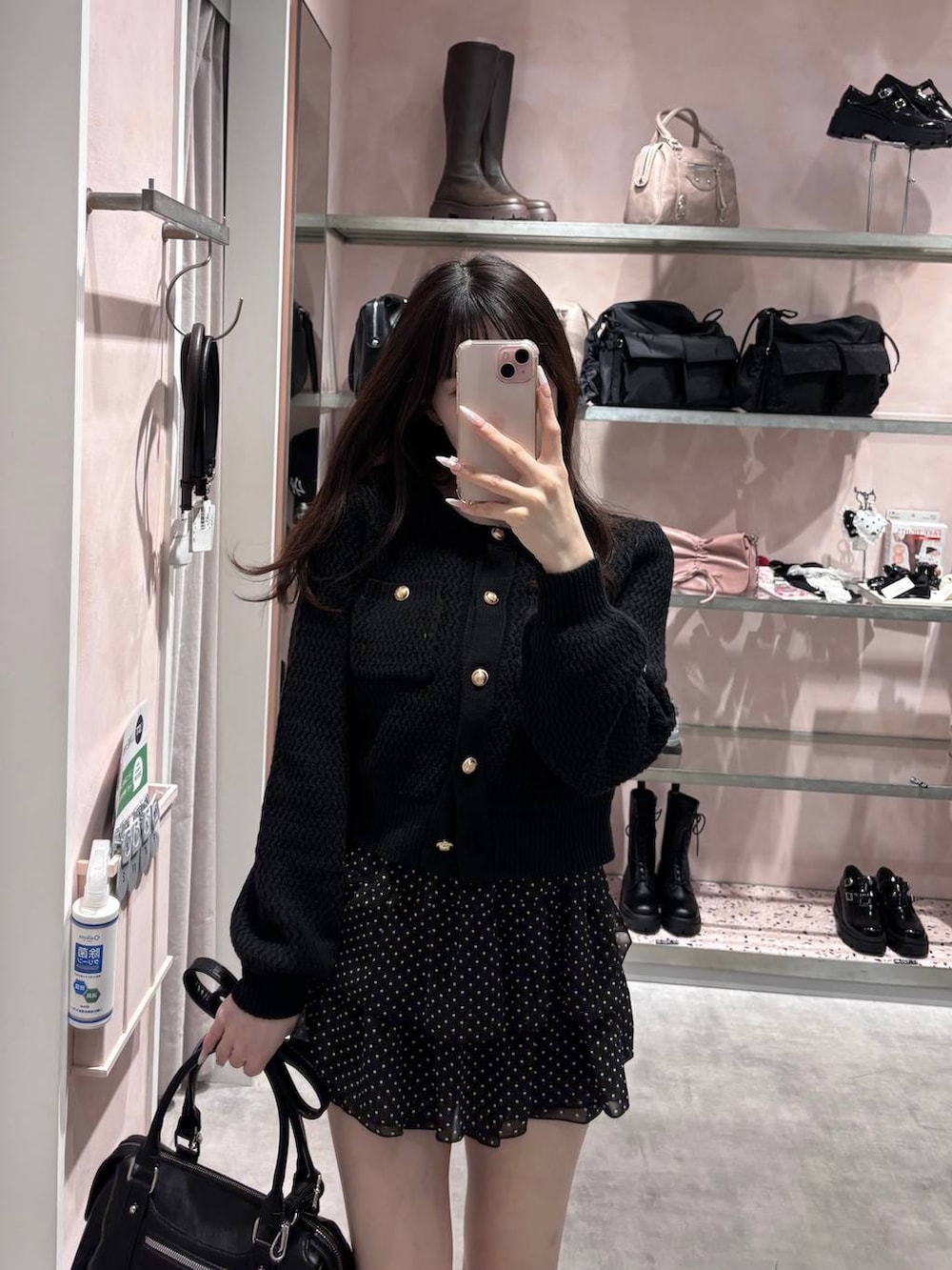 ブラック系のボストンバッグ、ブラック系のその他パンツ、ブラック系のカーディガン/ボレロを着用したレディースの冬コーディネートの5枚目の写真