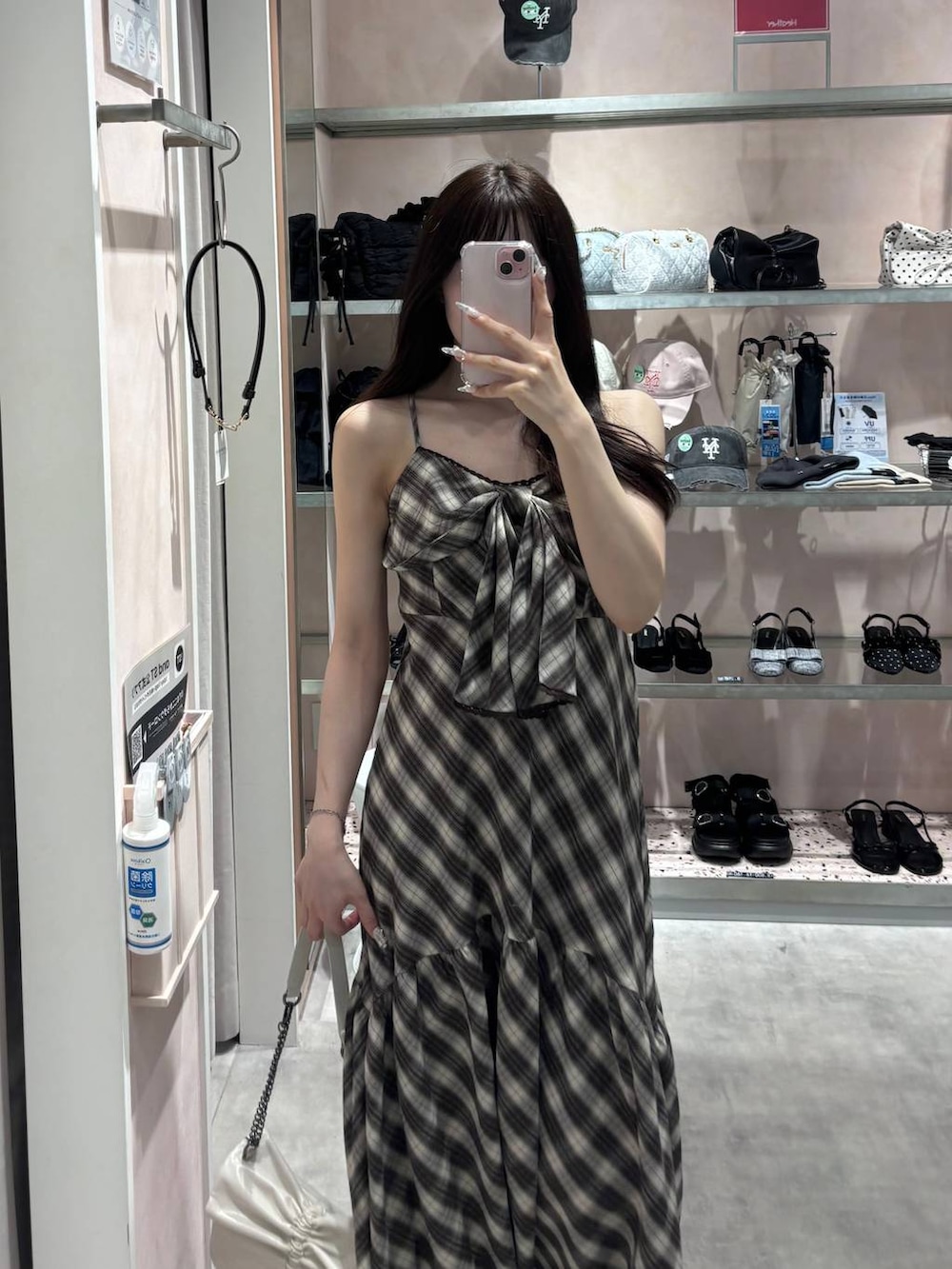 ブラウン系のワンピース、その他のショルダーバッグ、ホワイト系のパンプスを着用したレディースの夏コーディネートの6枚目の写真