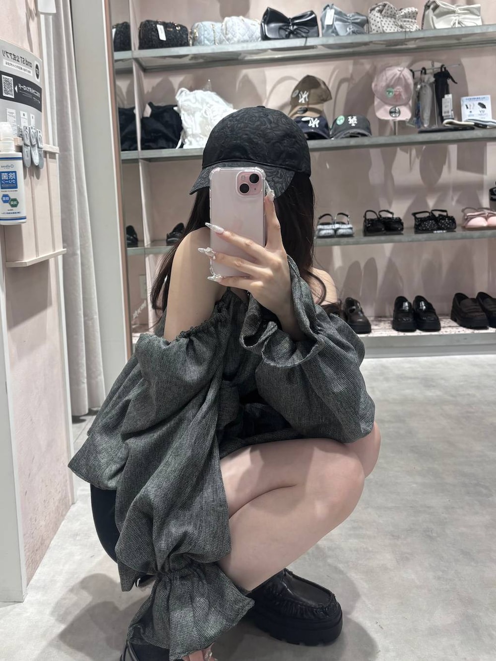 ブラック系のショルダーバッグ、ブラック系のローファー、ブラック系のその他パンツを着用したレディースの夏コーディネートの6枚目の写真