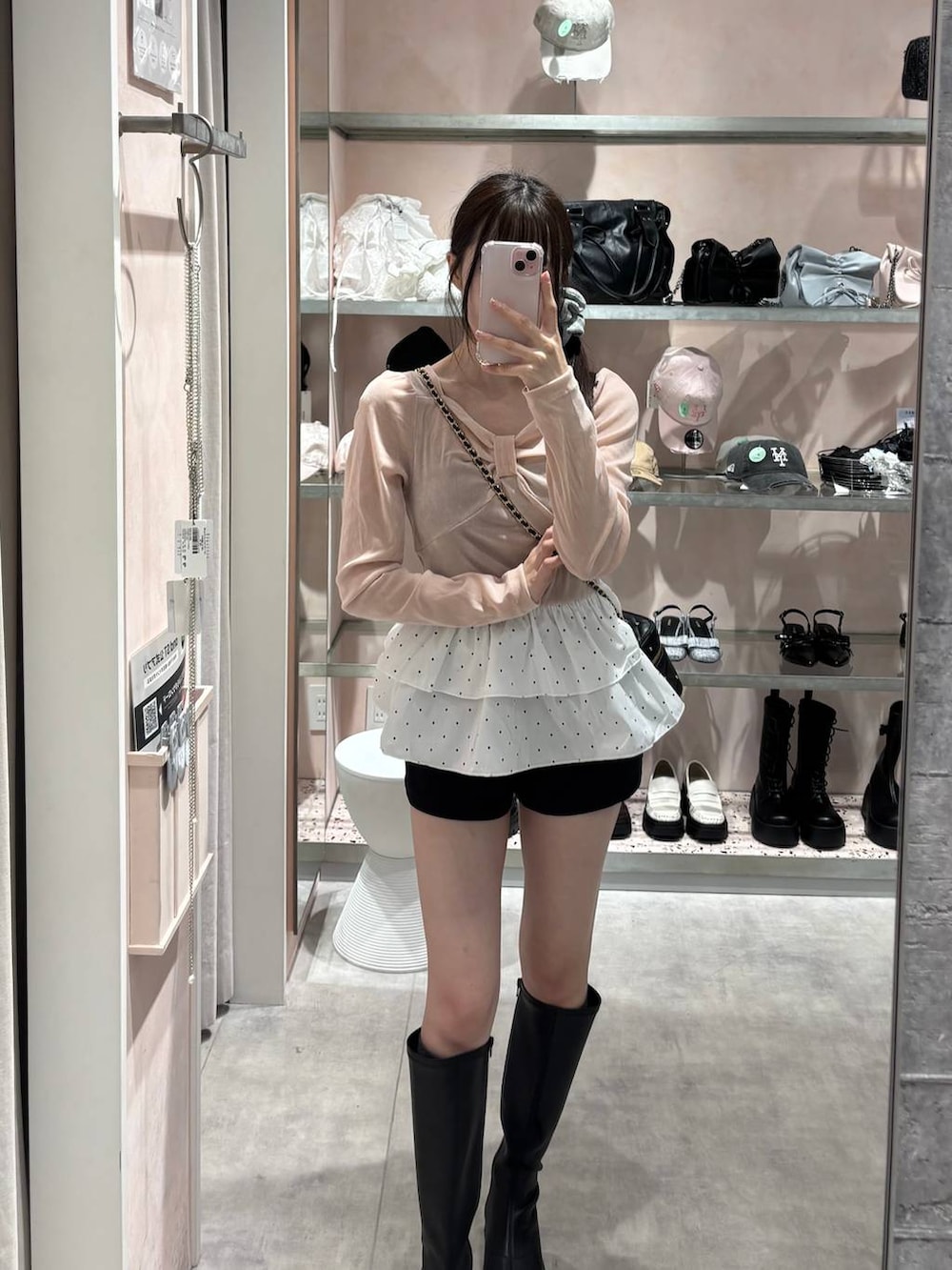 ブラック系のショルダーバッグ、ブラック系のその他パンツ、ピンク系のTシャツ/カットソーを着用したレディースの秋コーディネートの7枚目の写真