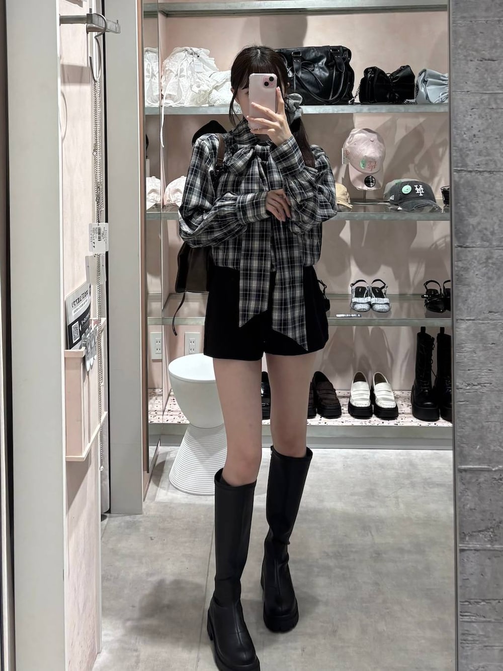 ブルー系のシャツ/ブラウス、ブラック系のその他パンツ、ブラウン系のショルダーバッグを着用したレディースの秋コーディネートの6枚目の写真