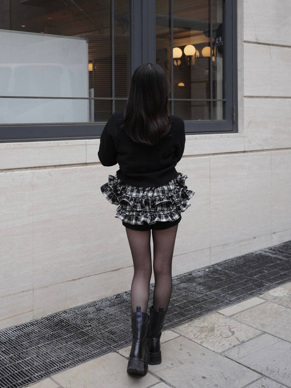 ブラック系のショルダーバッグ、ブラック系のシャツ/ブラウス、ブラック系のカーディガン/ボレロを着用したレディースの冬コーディネートの5枚目の写真