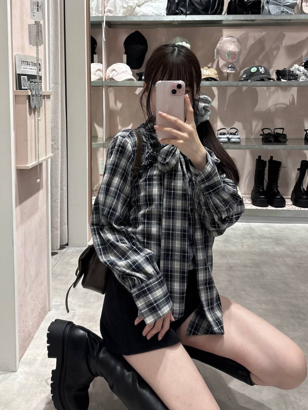ブルー系のシャツ/ブラウス、ブラック系のその他パンツ、ブラウン系のショルダーバッグを着用したレディースの秋コーディネートの9枚目の写真