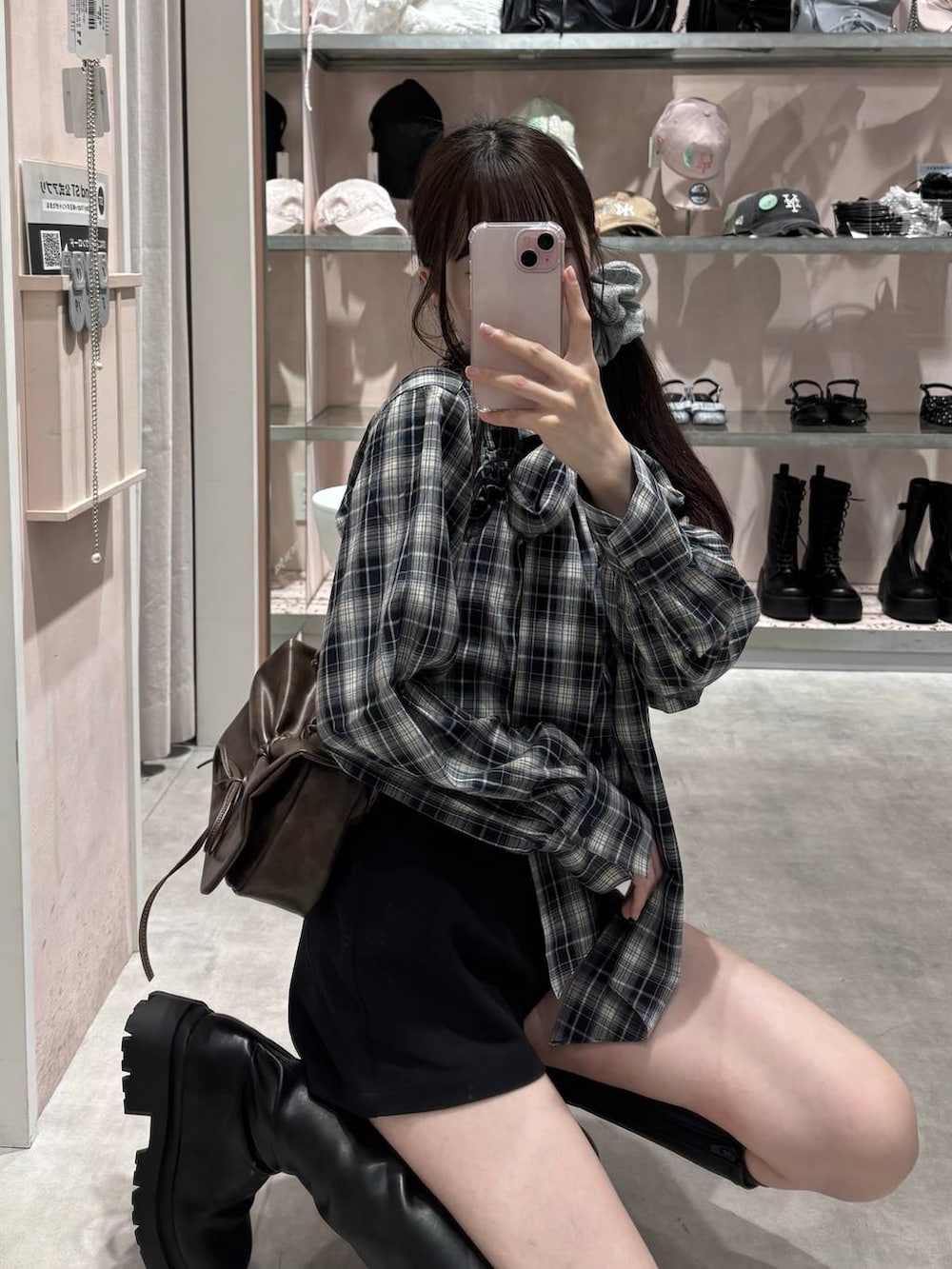 ブルー系のシャツ/ブラウス、ブラック系のその他パンツ、ブラウン系のショルダーバッグを着用したレディースの秋コーディネートの10枚目の写真