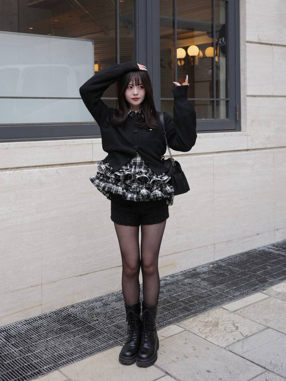 ブラック系のショルダーバッグ、ブラック系のシャツ/ブラウス、ブラック系のカーディガン/ボレロを着用したレディースの冬コーディネートの8枚目の写真