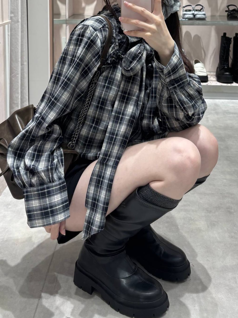 ブルー系のシャツ/ブラウス、ブラック系のその他パンツ、ブラウン系のショルダーバッグを着用したレディースの秋コーディネートの8枚目の写真