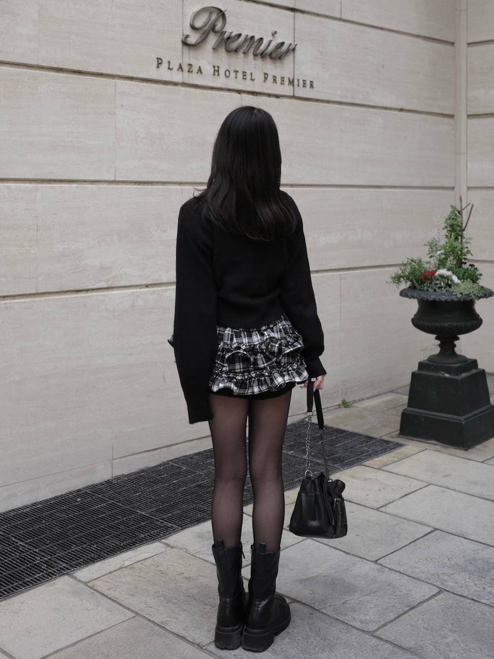 ブラック系のショルダーバッグ、ブラック系のシャツ/ブラウス、ブラック系のカーディガン/ボレロを着用したレディースの冬コーディネートの3枚目の写真