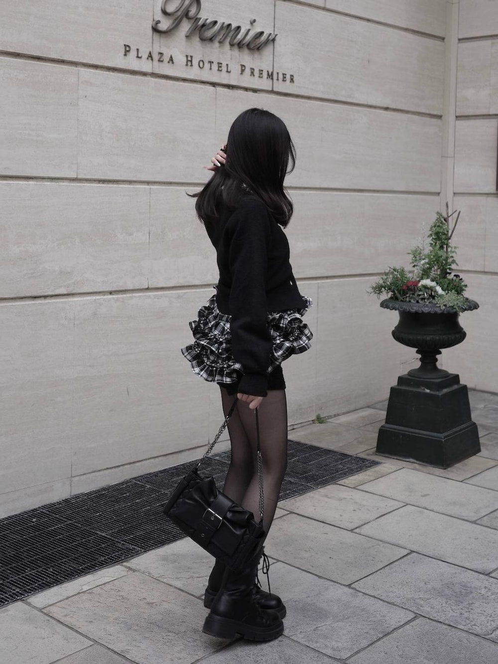 ブラック系のショルダーバッグ、ブラック系のシャツ/ブラウス、ブラック系のカーディガン/ボレロを着用したレディースの冬コーディネートの2枚目の写真