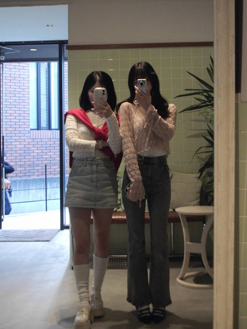 グレー系のデニムパンツ、ホワイト系のキャミソールを着用したレディースの春コーディネートの4枚目の写真