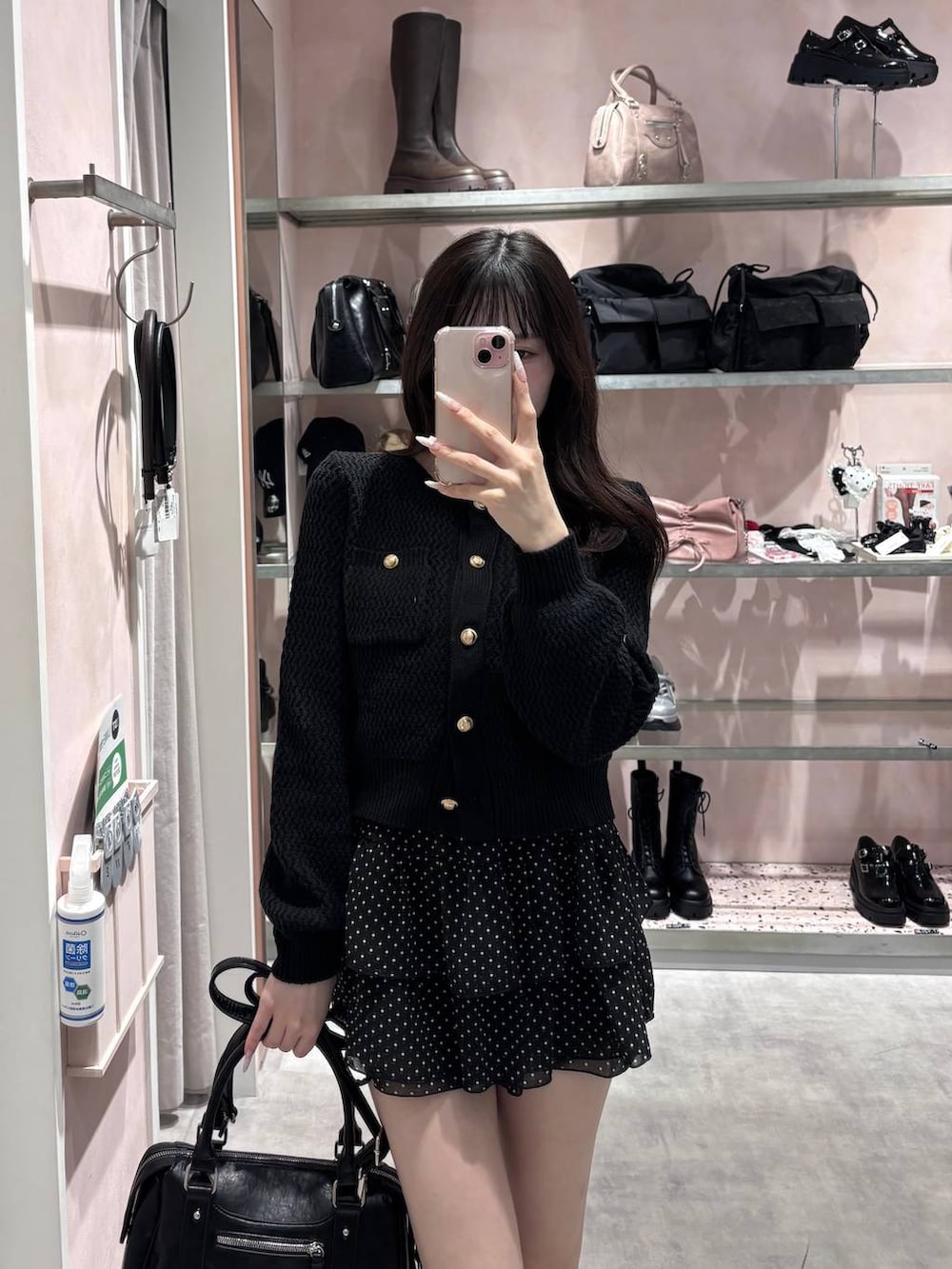 ブラック系のボストンバッグ、ブラック系のその他パンツ、ブラック系のカーディガン/ボレロを着用したレディースの冬コーディネートの9枚目の写真