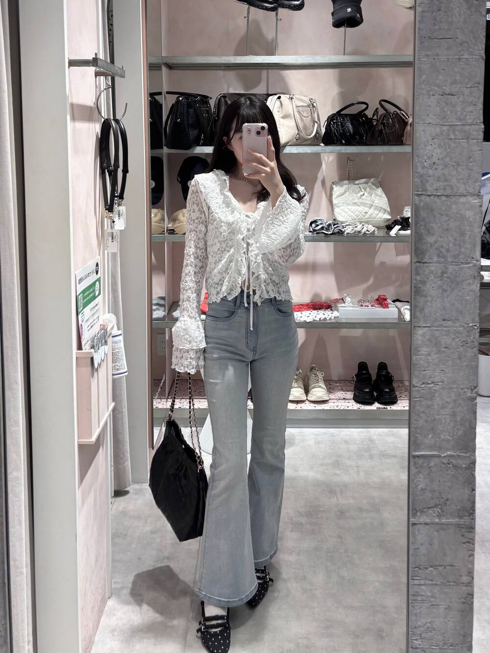 ホワイト系のキャミソール、ブルー系のデニムパンツ、ブラック系のパンプスを着用したレディースの春コーディネートの8枚目の写真